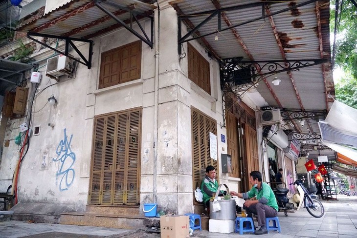 Một vài quán nhỏ vỉa hè cũng tranh thủ mở bán hàng sớm. mo-nha-hang-ha-noi-6.jpg