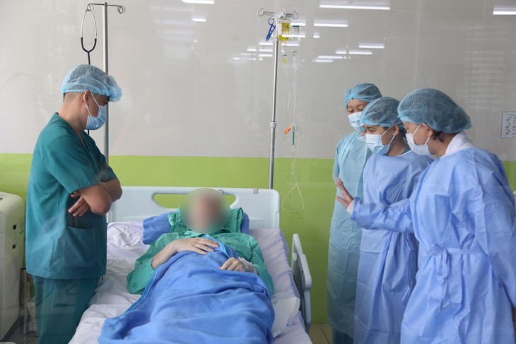 PGS.TS.BS Phạm Thị Ngọc Thảo còn là người có nhiều đóng góp cho công tác phòng chống dịch Covid-19. Ảnh: PGS.TS.BS Phạm Thị Ngọc Thảo (đứng ngoài cùng bên phải) thăm bệnh nhân Covid-19 BN91 hồi phục sau điều trị ECMO. edit-cham-soc-bn-covid(1).jpg