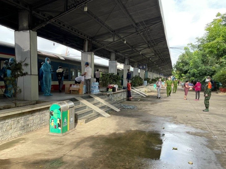 Hành khách đi tàu đến TPHCM phải thông báo đến chính quyền địa phương nơi cư trú để tự theo dõi sức khoẻ hoặc cách ly tại nhà, nơi lưu trú... nguoi-dan-len-tau-ve-quang-binh-sang-8-10-tai-ga-sai-gon.jpg