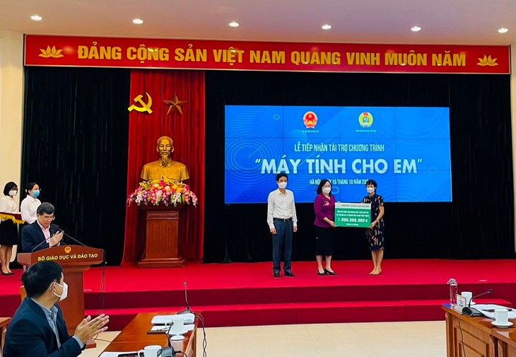 Đại học Quốc gia Hà Nội ủng hộ 1 tỷ đồng, tiep-nhan-may-tinh-cho-em(1).jpg