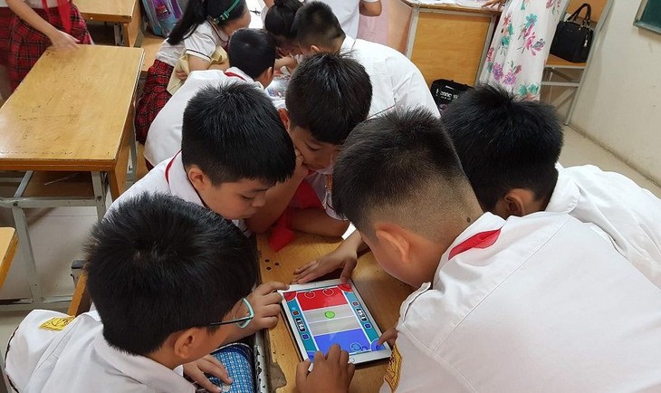 Các em học sinh rất mê chơi game. Ảnh minh họa: Mai Nguyễn. choi-game(1).jpg