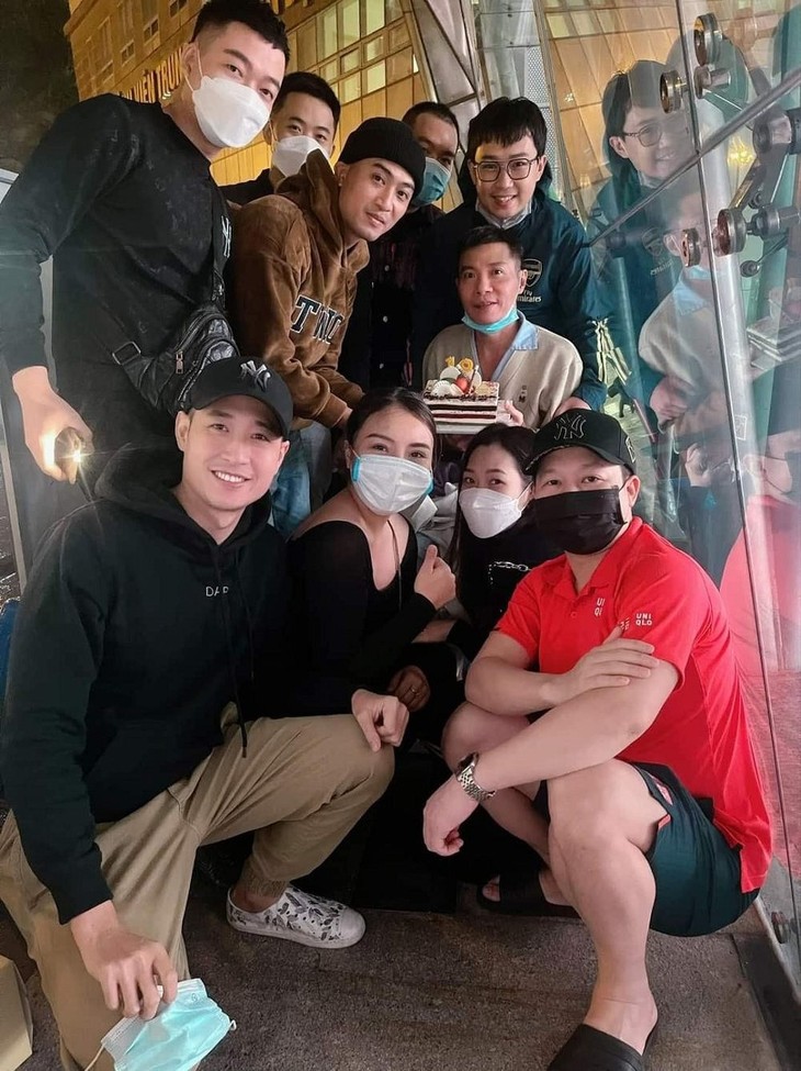 Dàn diễn viên đến chúc mừng sinh nhật nghệ sĩ Công Lý. cong-ly-2.jpg