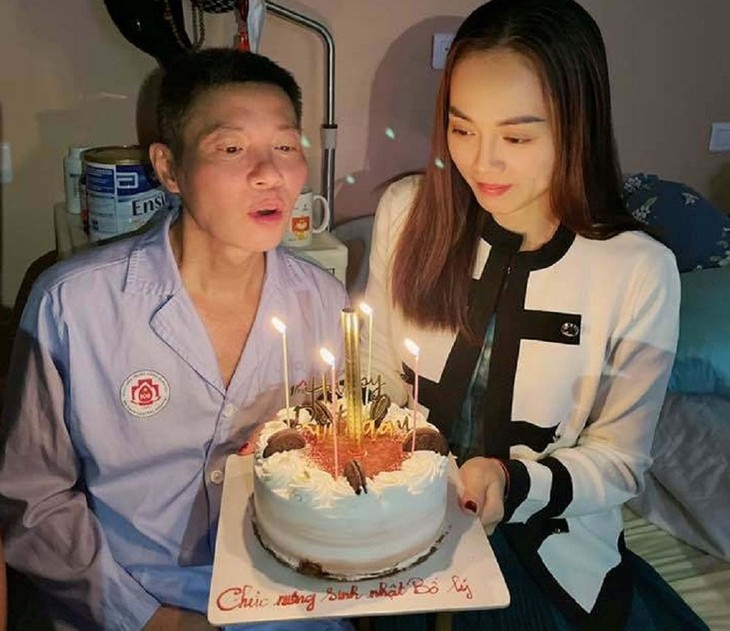 Nghệ sỹ Công Lý thổi nến cùng bà xã - nhà báo Ngọc Hà. cong-ly-5.jpg