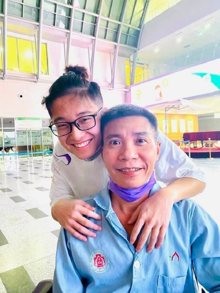 Bé Tít con trai nghệ sĩ Công Lý. cong-ly-va-con.jpg