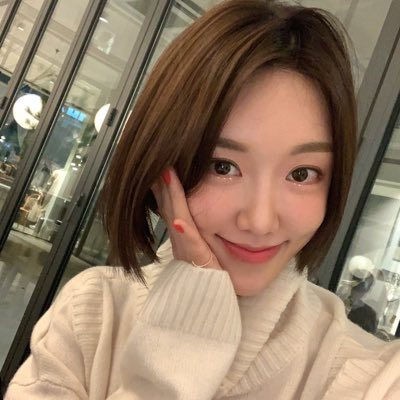 Choi Young Ah có dáng vóc cân đối và gương mặt xinh đẹp. ban-gai-3.jpg