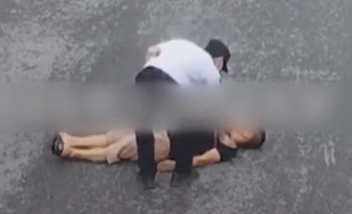 Ông bố nằm lăn ra đất vì con cho kết quả sai phép tính. bo-lan-ra-dat(1).jpg