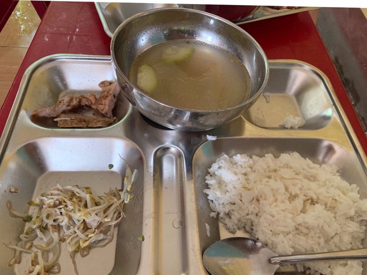 Bữa ăn bán trú được phụ huynh phản ánh là "nhìn chảy nước mắt". bua-an-ban-tru(1).jpg