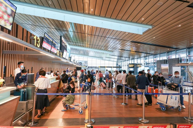 Hành khách làm thủ tục check-in tại Sân bay Vân Đồn. Hành khách làm thủ tục check-in tại Sân bay Vân Đồn.