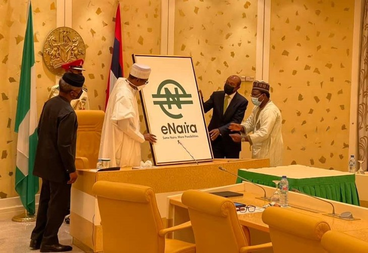 Tổng thống Muhammadu Buhari đã chính thức ra mắt eNaira, tiền tệ kỹ thuật số của Nigeria tại Abuja (ảnh Bashir Ahmad) 248000738_5004553646238899_2120081590175422064_n.jpg