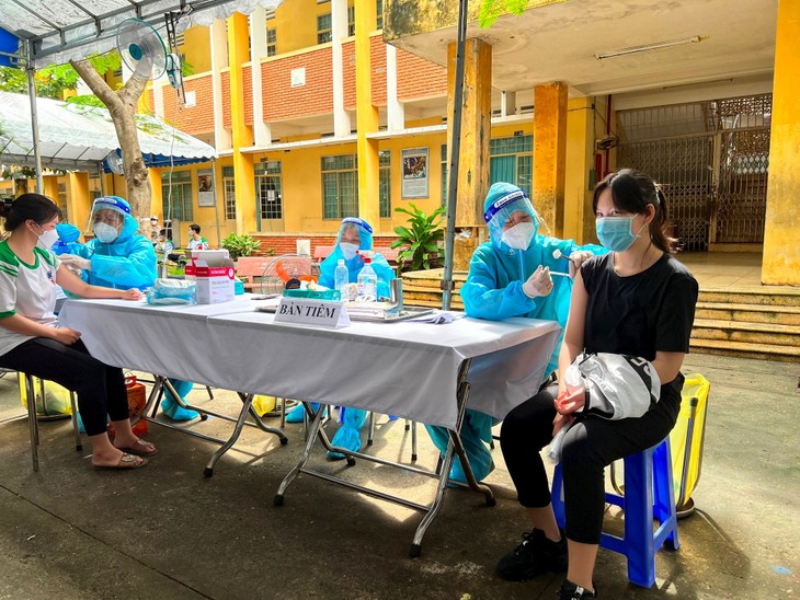 Những học sinh lớp 12 đầu tiên của huyện Củ Chi và của cả TPHCM được tiêm ngừa Covid-19 với văcxin Pfizer. nhung-tre-dau-tien-tiem-ngua-covid.jpg