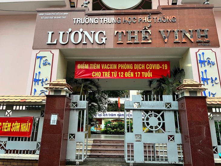 TPHCM chuẩn bị tiêm văcxin ngừa Covid-19 cho trẻ từ 12 - 17 tuổi. nhung-tre-tiem-dau-tien.jpg