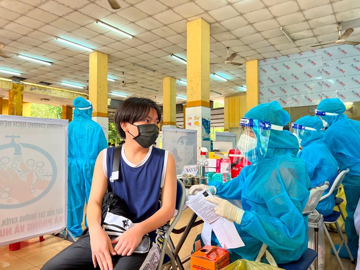 Huyện Củ Chi và Quận 1 đã tích cực chuẩn bị và sẵn sàng cho việc tổ chức tiêm chủng vắcxin ngừa Covid-19 cho trẻ 12 đến 17 tuổi. tiem cho trẻ 12 - 17 tuoi