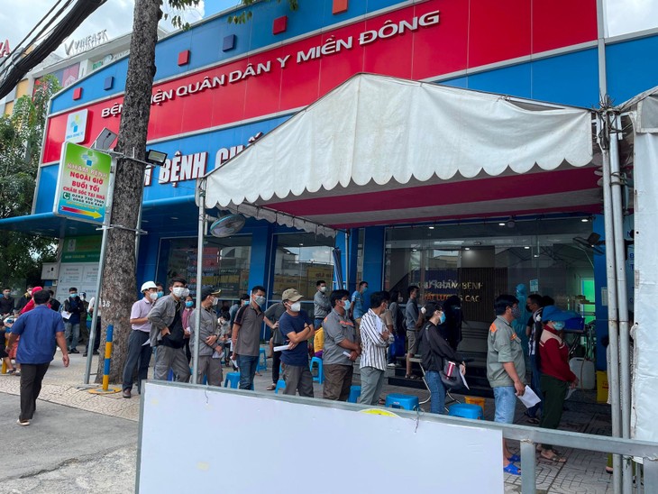 Người dân có thể chọn lựa cơ sở y tế để làm xét nghiệm tầm soát Covid-19 khi có nhu cầu. cho-xet-nghiem-1.jpg