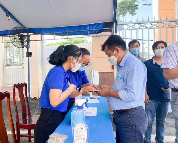 Khai báo y tế, quét mã QR trước khi vào trụ sở UBND TP.Thuận An. binh-duong-1.jpg