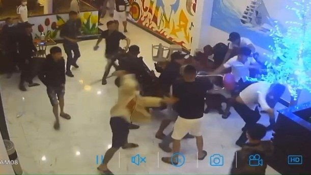 Hai nhóm lao vào hỗn chiến kinh hoàng. lao-vao-hon-chien-kinh-hoang.(1).jpg