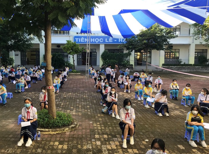 Học sinh ở TPHCM trong độ tuổi từ 12 - 17 tuổi chờ tiêm vắcxin ngừa Covid-19. nha-be.jpg