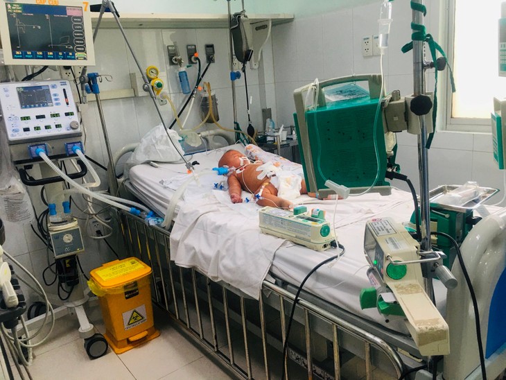 BSCKII Nguyễn Hữu Hưng, Phó Giám đốc Sở Y tế TPHCM, cảnh báo triệu chứng sốt xuất huyết và Covid-19 dễ bị nhầm lẫn hoặc bỏ sót, gây nguy hiểm cho người bệnh. Ảnh tư liệu img_e1261.jpg