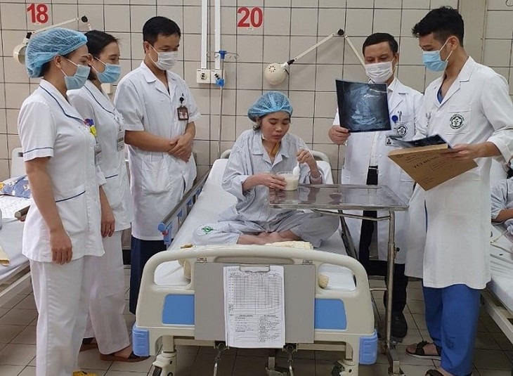 Sau mổ bệnh nhân đã ăn được cả bát cháo. thuc-quan-1.jpg
