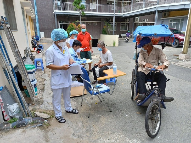 Ngành y tế đã thay đổi chiến lược dự phòng, xử lý ổ dịch và điều trị một cách linh hoạt. chich-ngua-cho-nguoi-cao-tuoi.jpg