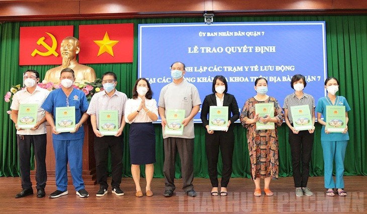 Quận 7 vận động và tận dụng nguồn lực của các cơ sở y tế tư nhân để thiết lập hệ thống trạm y tế tại các cơ sở y tế này. Ảnh minh họa 01-11-2021-quan-7-thanh-lap-8-tram-y-te-luu-dong-tai-cac-phong-kham-da-khoa.jpg