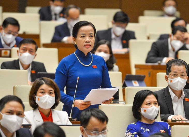 Đại biểu Nguyễn Thị Kim Thúy (đoàn Đà Nẵng) trong phiên thảo luận tại hội trường chiều 8/11. Ảnh: Diên Hồng. dai-bieu-nguyen-thi-kim-thuy.jpg