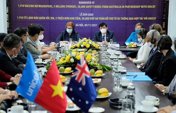 Lễ tiếp nhận tủ lạnh và thiết bị y tế do Australia và UNICEF tiep-nhan-1.jpg