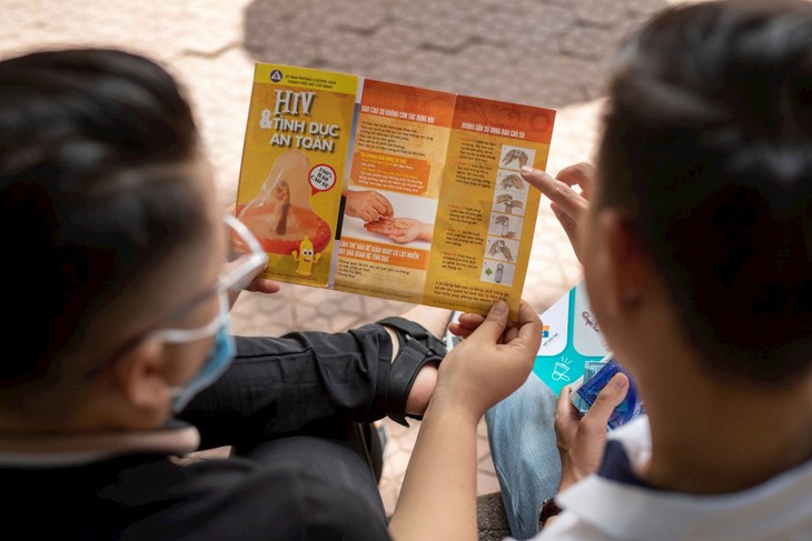Những người có nguy cơ cao và có nhu cầu cần tư vấn, được xét nghiệm và hỗ trợ trong lĩnh vực phòng chống HIV/AIDS (Ảnh: Kết Nối Trẻ) quan-he-tinh-duc-an-toan.jpg