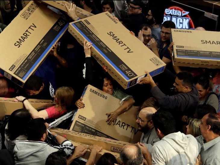 Black Friday cũng là ngày hội mua sắm lớn tại Brazil. Người tiêu dùng tranh nhau mua các thiết bị điện tử giảm giá như TV vào ngày này. black-friday-1.jpg