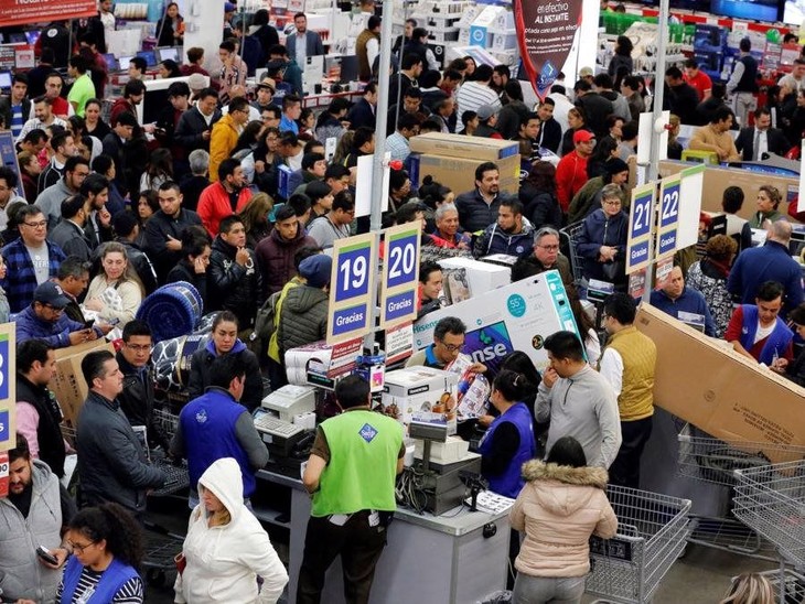 Mexico có ngày lễ mua sắm El Buen Fin (The Good Weekend) diễn ra vào cùng thời điểm. Tuy nhiên mức giảm giá hàng hóa trong ngày El Buen Fin không lớn như Black Friday. Một số hãng bán lẻ chỉ giảm giá 50%. black-friday-4.jpg