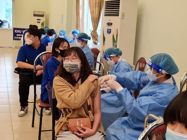 Tiêm văcxin cho học sinh tại Trường THPT Nguyễn Bỉnh Khiêm, Hà Nội. Ảnh: Mai Loan. dung-tiem-vac-xin-2.jpg