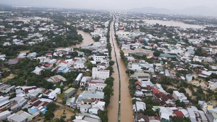 Đường phố, nhà cửa người dân Nha Trang chìm ngập trong nước lũ. duong-pho-nha-cua-nguoi-dan-nha-trang-chim-ngap-trong-nuoc-lu..jpg