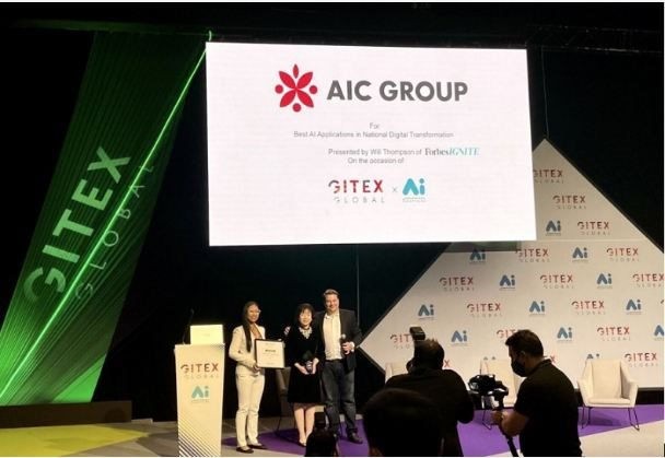 Chủ tịch AIC Group Nguyễn Thị Thanh Nhàn (đứng giữa) nhận giải thưởng tại GITEX Global 2021. 1.jpg