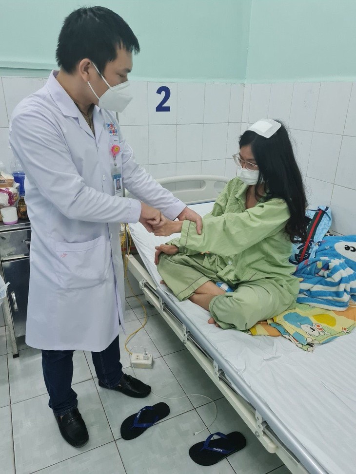 Sau can thiệp bằng stent chuyển dòng, bệnh nhân tỉnh táo, giảm hẳn cơn đau nửa đầu bên trái. Sau 3 ngày theo dõi, bệnh nhân được xuất viện. bn-hoi-phuc-sau-dieu-tri-tui-phinh.jpg