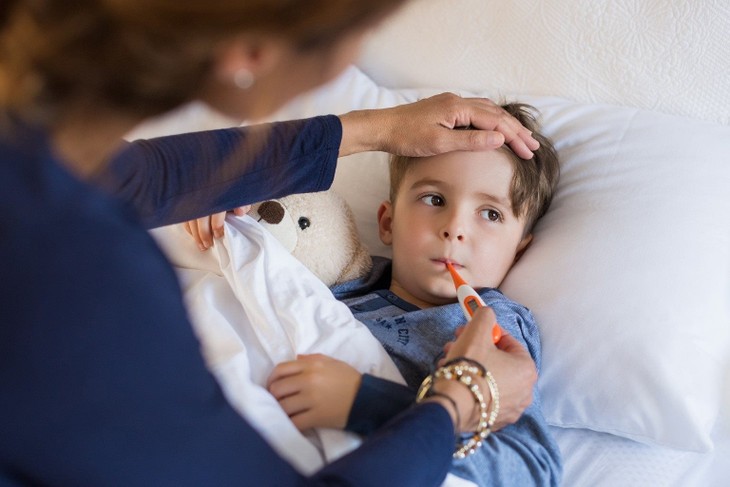 các chuyên gia khuyến cáo những bậc cha mẹ không nên coi nhẹ các triệu chứng giống như cúm và hãy đưa con đi kiểm tra. Nguồn: Shutterstock. sick-kid-feature.jpg