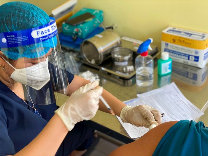Mũi 3 rất quan trọng với bệnh nhân HIV/AIDS, vì đây là nhóm suy giảm miễn dịch, khả năng trở nặng khi mắc Covid-19 rất cao. tiem-ngua-cho-bn-hiv.jpg