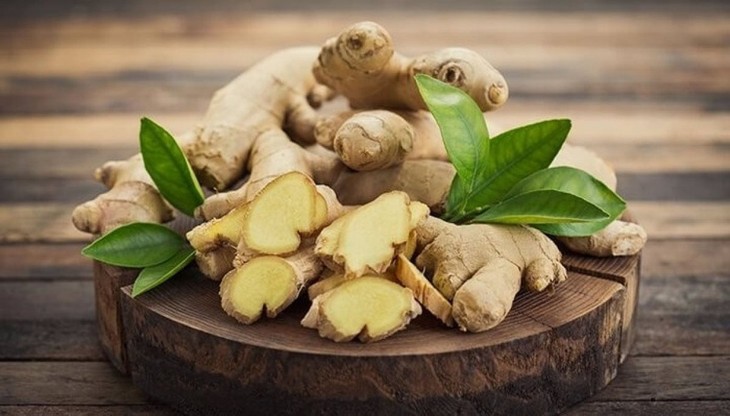 Gừng có vị cay, tính ấm, vào 3 kinh phế, tỳ, vị, có tác dụng tán hàn giải biểu, ấm dạ dày, cầm mửa, tiêu nước, dịu ho, cầm nôn, tiêu đàm, giải độc. Ảnh minh họa gung-tuoi.jpg