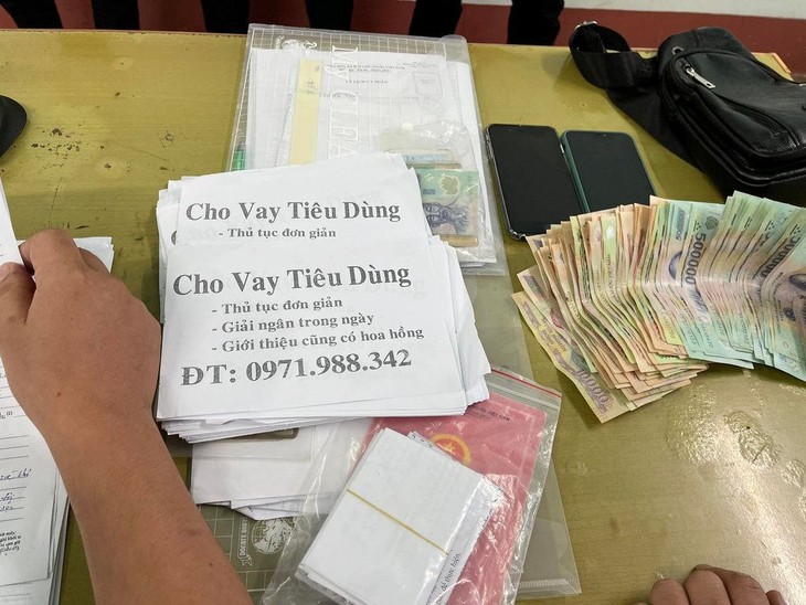 Cơ quan công an thu giữ nhiều tang vật liên quan đến hoạt động tín dụng đen của nhóm đối tượng. co-quan-cong-an-thu-giu-nhieu-tang-vat-lien-quan-den-hoat-dong-tin-dung-den-cua-nhom-doi-tuong.(1).jpg