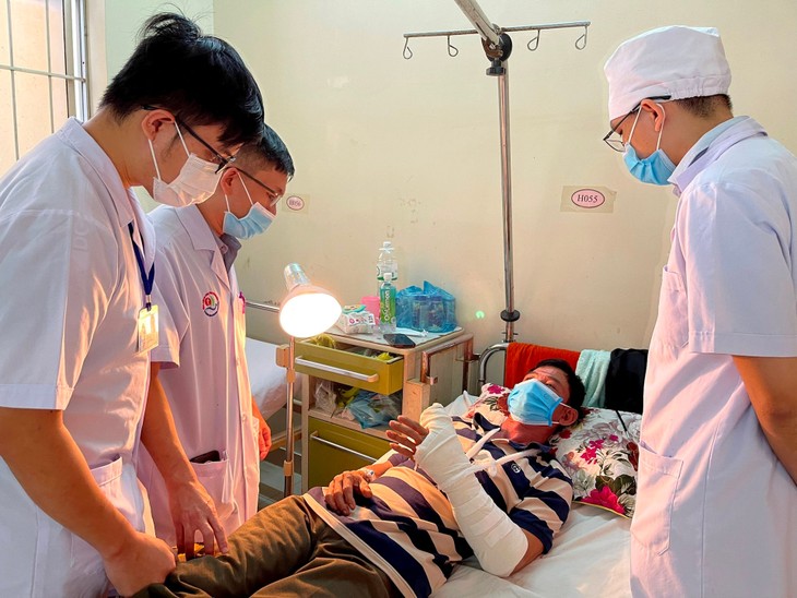 Đến hôm nay, ngón tay đứt lìa đã từng bước có lại sự sống sau khi được các bác sĩ khâu vi phẫu nối lại. tham-kham-cho-bn-sau-phau-thuat.jpg