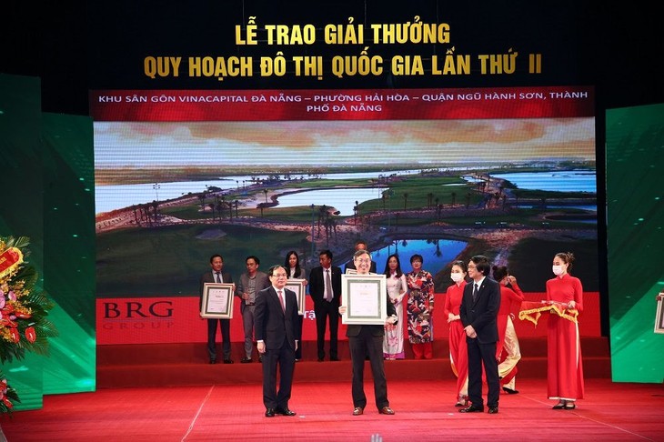 Đại diện Tập đoàn BRG nhận Giải Đặc biệt cho dự án Sân gôn VinaCapital Đà Nẵng. anh-1.jpg