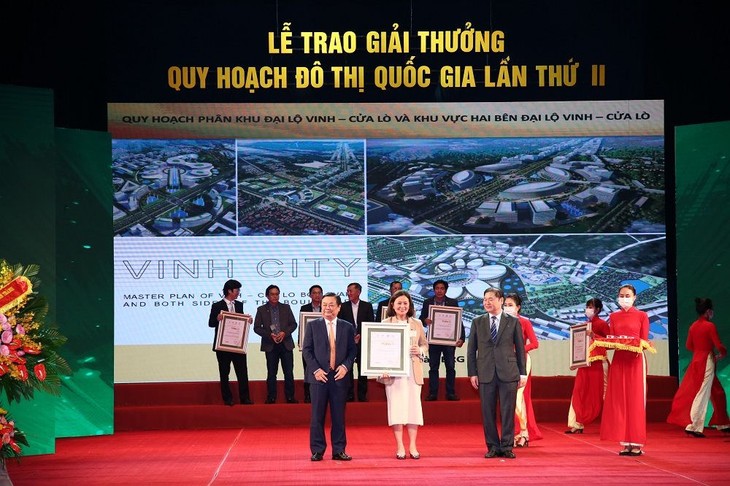 Đại diện Tập đoàn BRG nhận Giải Vàng cho Quy hoạch tổng thể Đại lộ Vinh - Cửa Lò và hai bên trục Đại lộ Vinh - Cửa Lò (Nghệ An). anh-2.jpg
