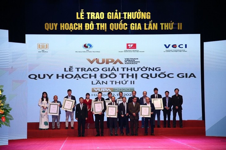 Đại diện Tập đoàn BRG (hàng đầu tiên, thứ 2 từ trái sang) nhận Giải Bạc cho Quy hoạch Khu đô thị du lịch ven biển tại xã Quảng Nham và Quảng Thạch (Quảng Xương, Thanh Hóa). anh-3.jpg