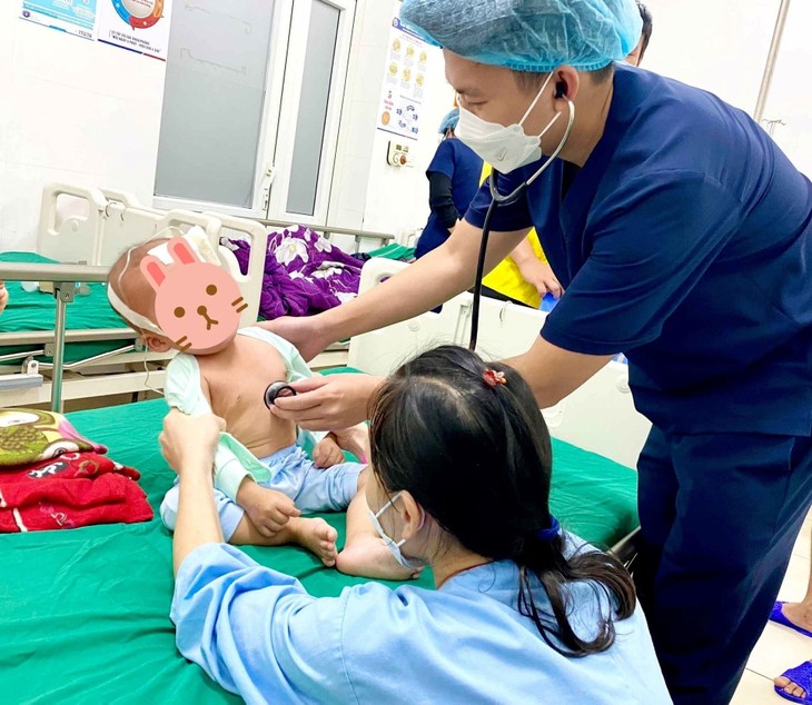 Trẻ 16 tháng nguy kịch vì bị khối bê tông đè lên người ảnh 1 be-tong.jpg