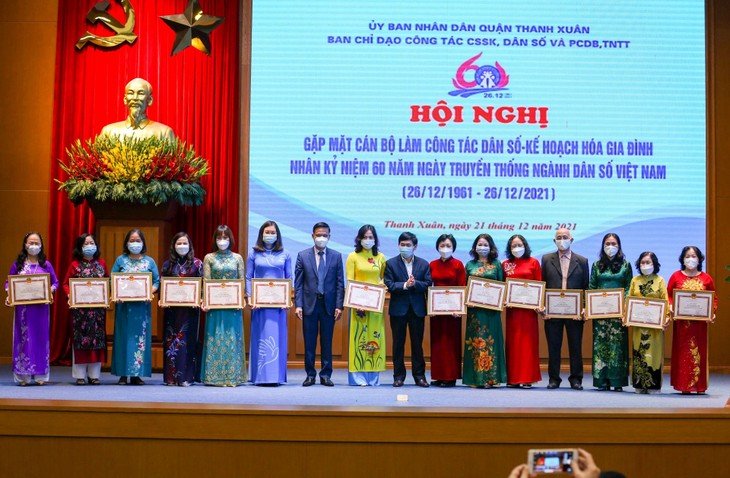 Quận Thanh Xuân Trao bằng khen cho những cán bộ công tác dân số xuất sắc. thanh-xuan-1.jpg