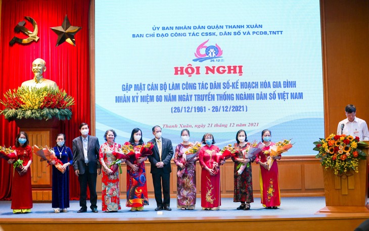 Trao kỷ niệm chương cho cán bộ dân số. thanh-xuan.jpg