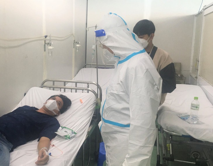 Theo các ghi nhận của thế giới, nhân viên y tế được xem là tuyến đầu trong phòng chống dịch với nguy cơ phơi nhiễm cao. Khoảng 14 - 35% nhân viên y tế đã từng hoặc đang mắc Covid-19. kham-bn-covid.jpg