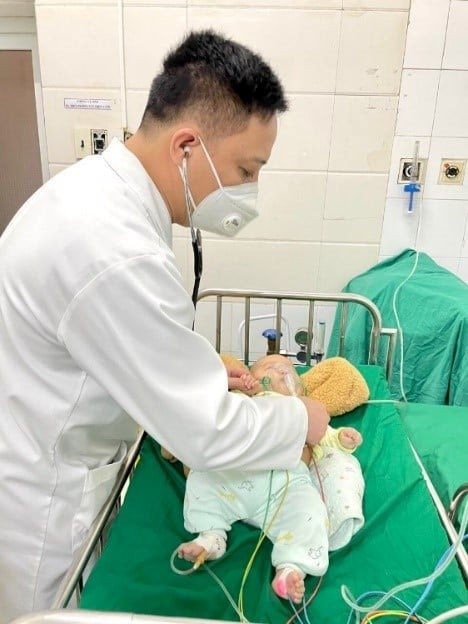 Cứu trẻ sơ sinh quấy khóc bú kém đe dọa tử vong tim-nguy-kich.jpg