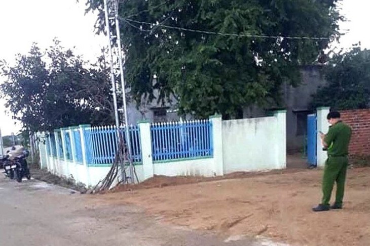 Công an khám nghiệm hiện trường vụ việc. 269859227_4978470719.jpg