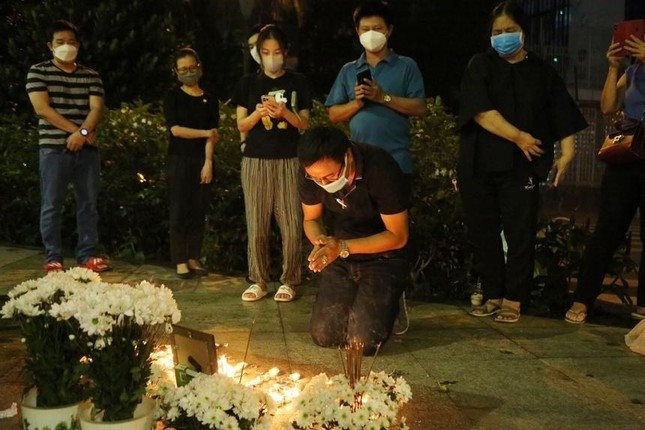 Người dân khu chung cư thắp nến tưởng niệm bé V.A bị mẹ kế bạo hành dẫn đến tử vong. tuong-niem-be-gai-bi-bao-hanh.jpg