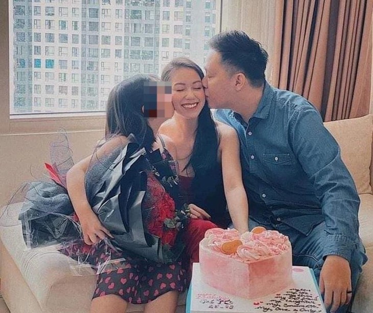 Ông Nguyễn Trung Kim Thái và người tình Nguyễn Võ Quỳnh Trang cùng bé V.A. bo-chau-be-bao-hanh.jpeg