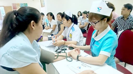 Bị phạt từ 5-10 triệu đồng nếu thu tiền khám chữa bệnh cao hơn giá niêm yết ảnh 1 kham-chua-benh.jpg